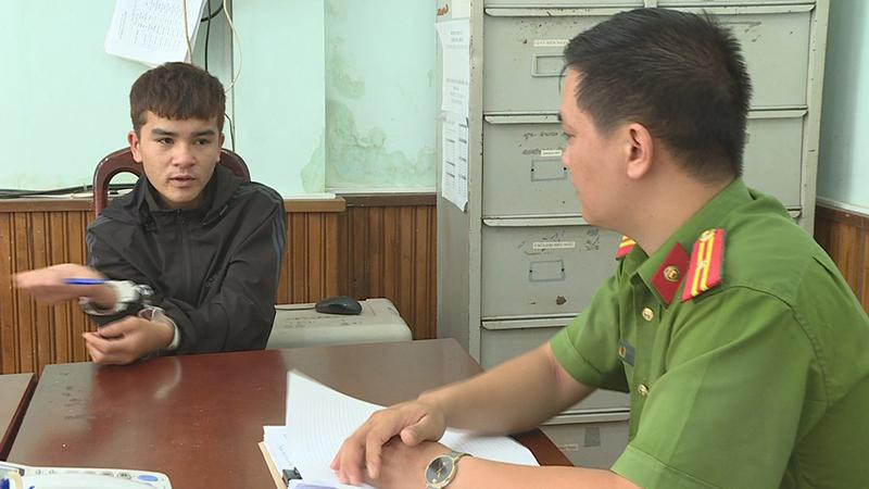 Nguyễn Khắc Nam diễn tả lại hành vi gây án (Ảnh: Dân trí) Nguyễn Khắc Nam diễn tả lại hành vi gây án (Ảnh: Dân trí)