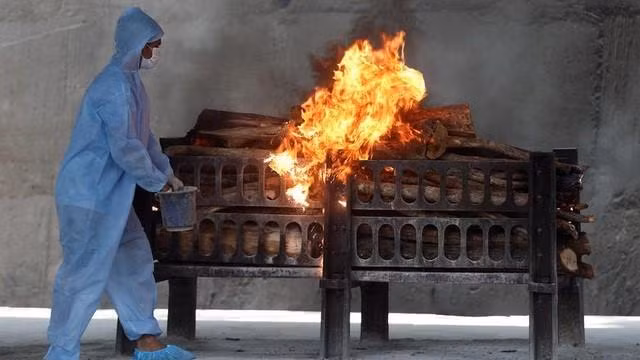 Tại một số cơ sở hỏa táng, phần khung kim loại ở khu vực hỏa thiêu thậm chí bị nóng chảy vì bị đốt nóng trong thời gian dài liên tục