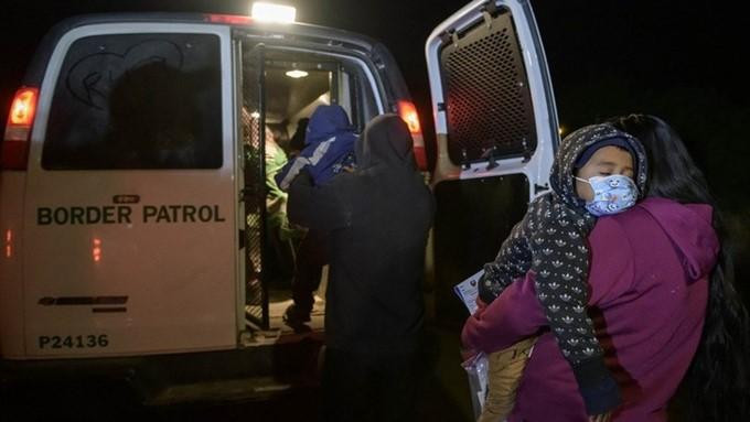 Người di cư từ Trung Mỹ vượt sông Rio Grande để vào thành phố Roma, bang Texas hôm 28-3 Người di cư từ Trung Mỹ vượt sông Rio Grande để vào thành phố Roma, bang Texas hôm 28-3