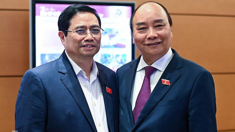 Thủ tướng Nguyễn Xuân Phúc và Trưởng ban Tổ chức Trung ương Phạm Minh Chính bên hành lang Quốc hội hôm 30-3