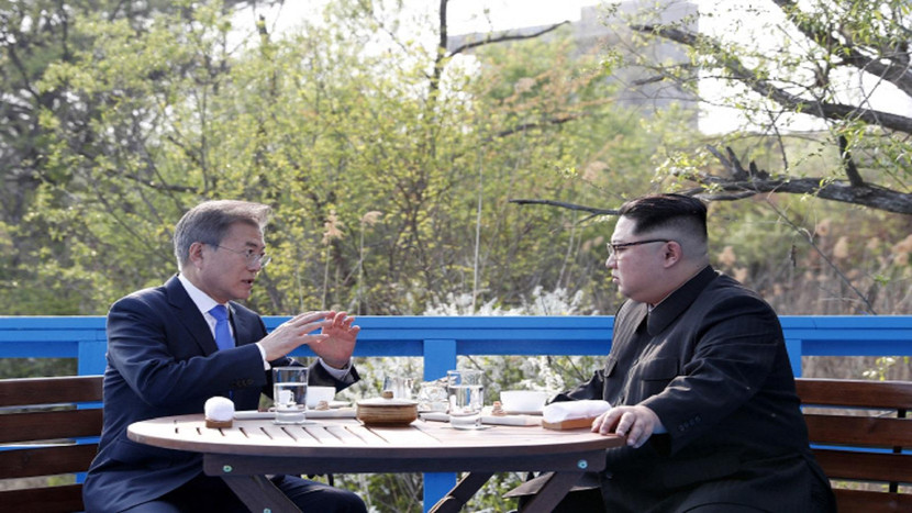 Tổng thống Moon Jae-in và nhà lãnh đạo Triều Tiên Kim Jong-un nói chuyện tại làng biên giới Panmunjeom ngày 27/4/2018 Tổng thống Moon Jae-in và nhà lãnh đạo Triều Tiên Kim Jong-un nói chuyện tại làng biên giới Panmunjeom ngày 27/4/2018