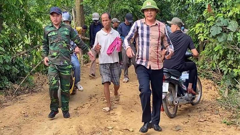 Hồ A Dục (thứ 2 từ trái) bị bắt sau 6 ngày bỏ trốn