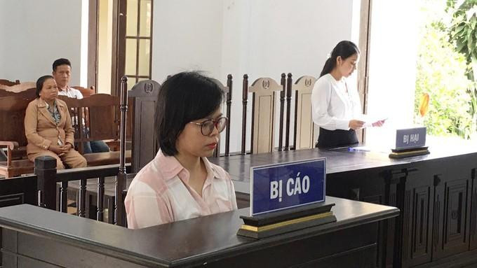 Bị cáo Đinh Thị Bích Hiền tại phiên tòa sơ thẩm ngày 8-4 Bị cáo Đinh Thị Bích Hiền tại phiên tòa sơ thẩm ngày 8-4