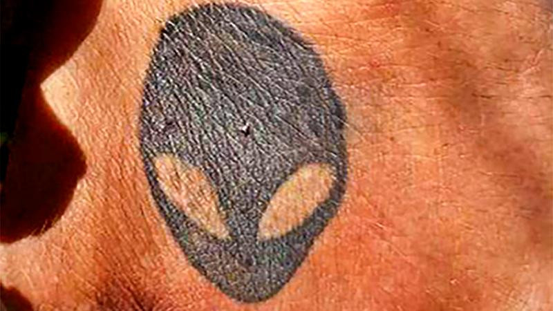 Hình xăm trên bàn tay trái nạn nhân (Ảnh: Công an cung cấp) Hình xăm trên bàn tay trái nạn nhân (Ảnh: Công an cung cấp)