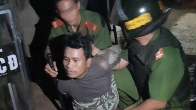 Đối tượng Tuấn bị công an khống chế sau 8 giờ bắt, dọa giết cháu ruột. Đối tượng Tuấn bị công an khống chế sau 8 giờ bắt, dọa giết cháu ruột.