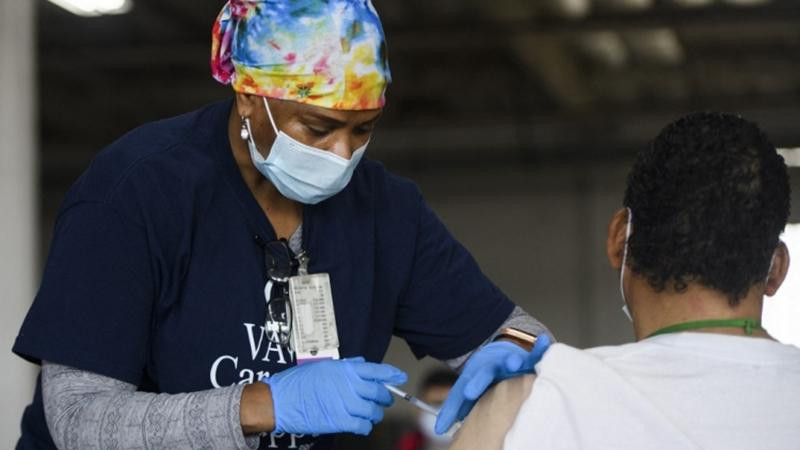 Y tá Mỹ tiêm vaccine Covid-19 cho người dân tại cơ sở tiêm chủng ở California hôm 17-4-2021