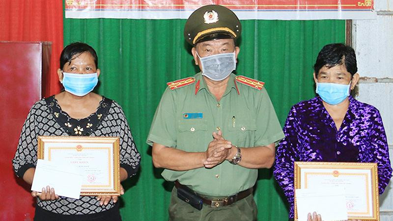 Đại tá Mai Văn Nói trao giấy khen của Giám đốc Công an tỉnh An Giang cho bà Neáng Kim Sone (trái) và bà Neáng Chếk (phải) (Ảnh: Tiến Tầm) Đại tá Mai Văn Nói trao giấy khen của Giám đốc Công an tỉnh An Giang cho bà Neáng Kim Sone (trái) và bà Neáng Chếk (phải) (Ảnh: Tiến Tầm)