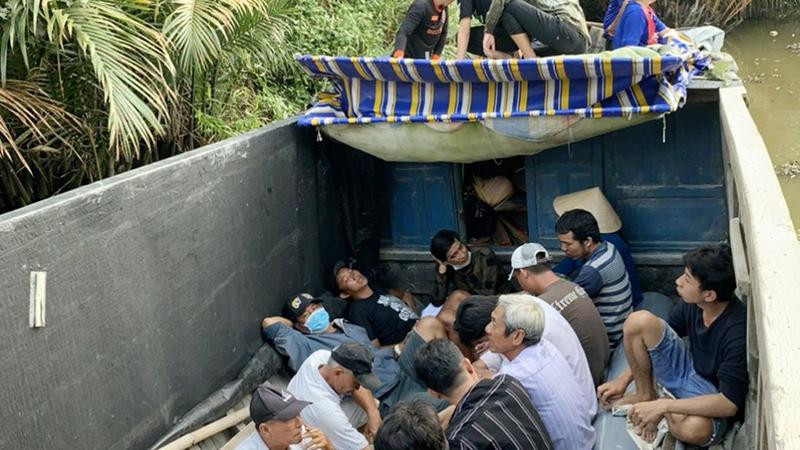 Các đối tượng bị bắt giữ (Ảnh: Zing) Các đối tượng bị bắt giữ (Ảnh: Zing)