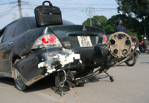 Ông già 60 tuổi lái “xe điên” lùi trúng cụ già 70 tuổi ảnh 1