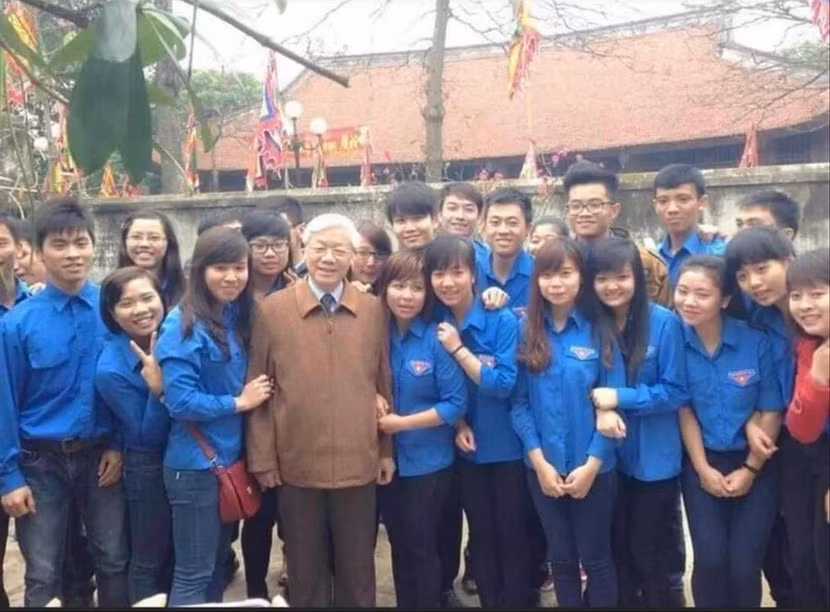 Tổng Bí thư Nguyễn Phú Trọng cùng đoàn viên, thanh niên, con cháu làng Lại Đà