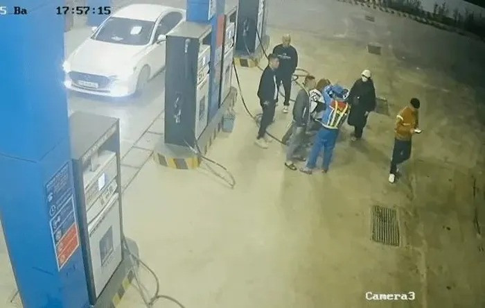 Anh V. đang phục vụ khách hàng thì bất ngờ bị đánh vào mặt (ảnh cắt từ clip)