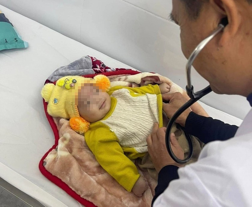 Bé trai 4 tháng tuổi bị bỏ rơi trong đêm lạnh Bé trai 4 tháng tuổi bị bỏ rơi trong đêm lạnh