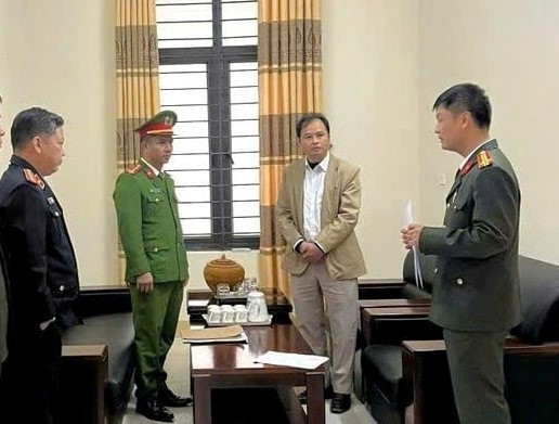 Cơ quan công an đọc quyết định khởi tố Đinh Văn Hải