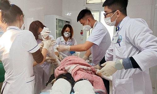 Nghi đốt pháo tại nhà, nam sinh bị bỏng nặng và đang được các bác sỹ cấp cứu