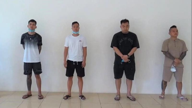 Dương Minh Tuyền (bên phải) bị bắt quả tang tụ tập ở quán karaoke bất chấp lệnh cấm (Ảnh: Báo Dân trí) Dương Minh Tuyền (bên phải) bị bắt quả tang tụ tập ở quán karaoke bất chấp lệnh cấm (Ảnh: Báo Dân trí)