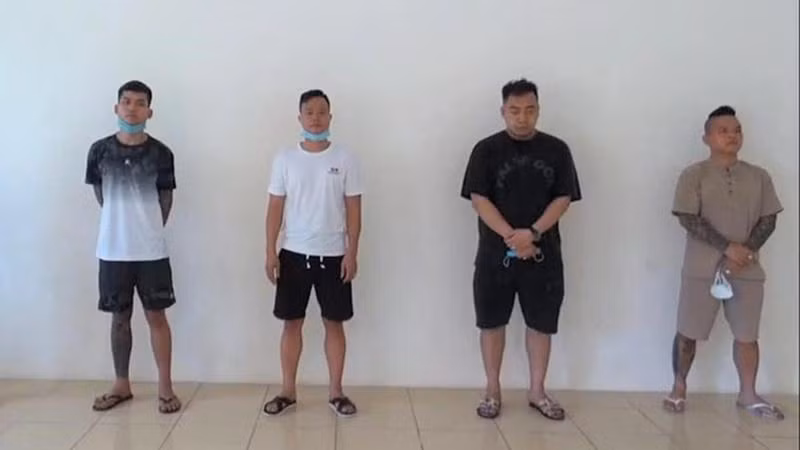 Dương Minh Tuyền (bên phải) bị bắt quả tang tụ tập ở quán karaoke bất chấp lệnh cấm (Ảnh: Báo Dân trí)