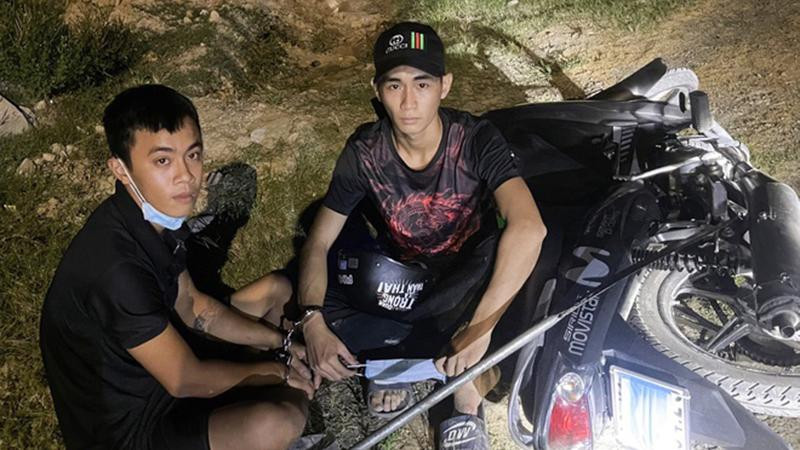 Trung và Nguyên lúc bị cảnh sát bắt giữ (Ảnh: Zing) Trung và Nguyên lúc bị cảnh sát bắt giữ (Ảnh: Zing)