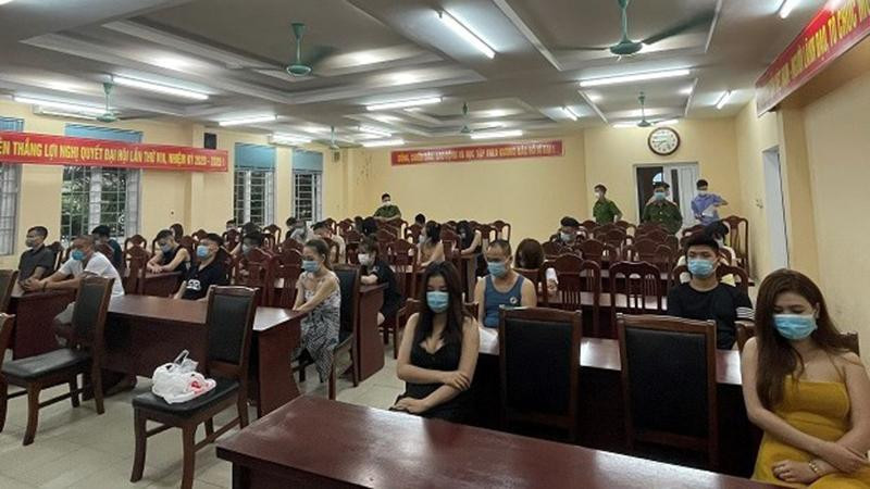 Hàng chục người dương tính với ma túy được đưa về trụ sở công an (Ảnh: Zing) Hàng chục người dương tính với ma túy được đưa về trụ sở công an (Ảnh: Zing)