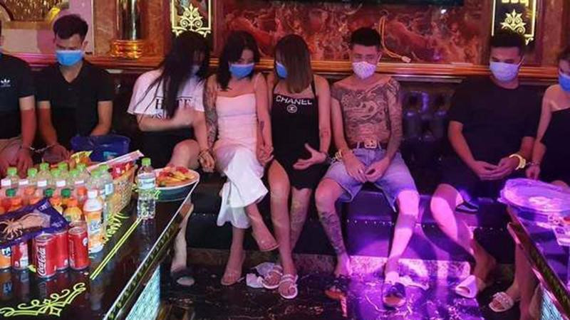 Nhóm đối tượng tụ tập, sử dụng ma túy trong quán karaoke (Ảnh: VietnamNet)