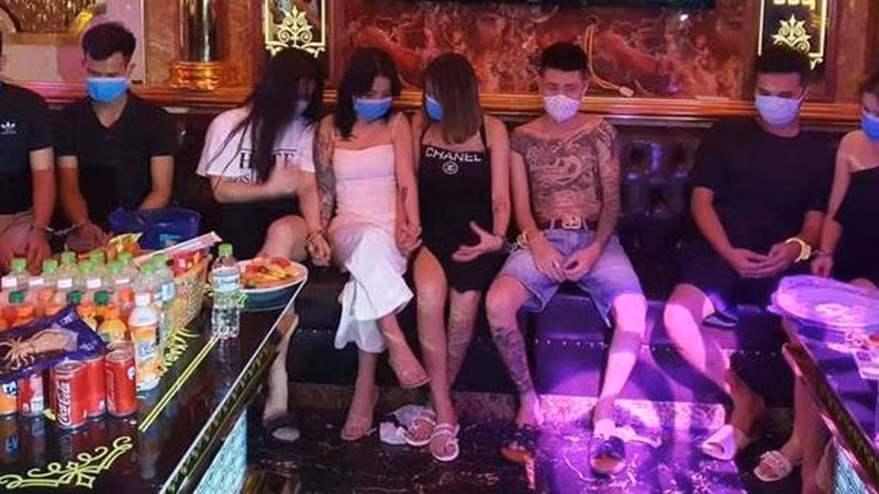 Nhóm đối tượng tụ tập, sử dụng ma túy trong quán karaoke (Ảnh: VietnamNet)
