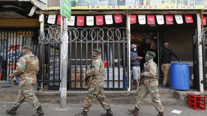 Binh sĩ Nam Phi tuần tra quanh thị trấn Alexandra, Johannesburg hôm 15-7-2021