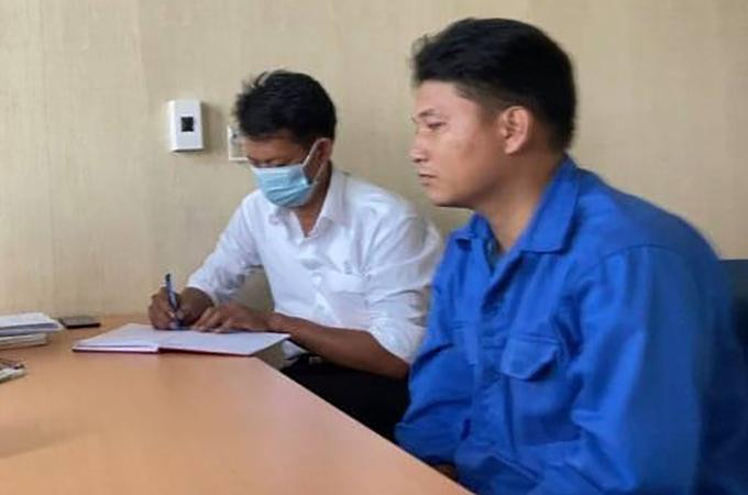 Cao Tài Năng (áo xanh) tại cơ quan điều tra