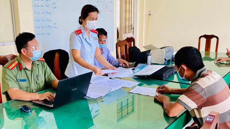 Cơ quan chức năng tỉnh Đồng Tháp làm việc với ông Vũ Đình Hưng về việc đăng thông tin sai sự thật (Ảnh: Công an cung cấp)