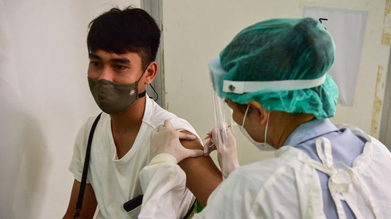 Một người tại tỉnh Narathiwat, Thái Lan được tiêm vaccine AstraZeneca (Ảnh: AFP)