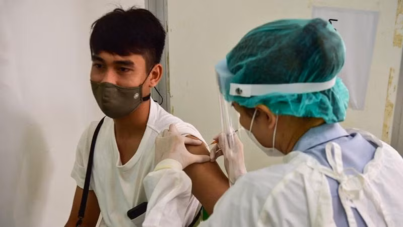 Một người tại tỉnh Narathiwat, Thái Lan được tiêm vaccine AstraZeneca (Ảnh: AFP)