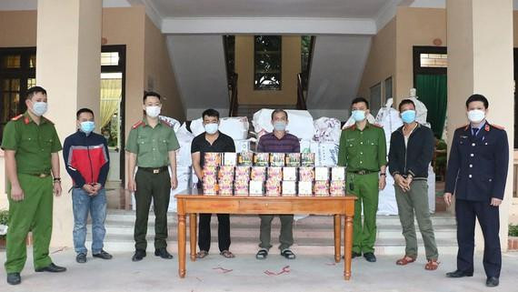 Các đối tượng cùng tang vật tại cơ quan công an (ảnh CACC) Các đối tượng cùng tang vật tại cơ quan công an (ảnh CACC)