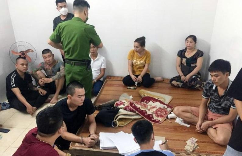 Các đối tượng đánh bạc bị bắt (ảnh: Công an cung cấp) Các đối tượng đánh bạc bị bắt (ảnh: Công an cung cấp)