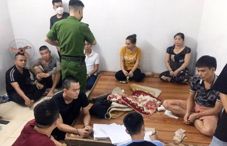 Các đối tượng đánh bạc bị bắt (ảnh: Công an cung cấp)