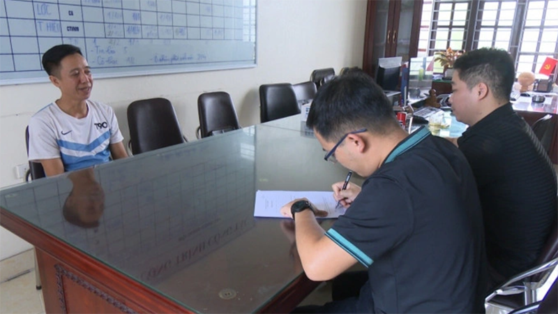 Đối tượng Nho khai nhận hành vi phạm tội của mình trước Cơ quan CSĐT Công an tỉnh Quảng Ninh (Ảnh: Zing) Đối tượng Nho khai nhận hành vi phạm tội của mình trước Cơ quan CSĐT Công an tỉnh Quảng Ninh (Ảnh: Zing)