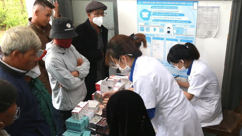 Người dân được cấp phát thuốc miễn phí sau khi khám bệnh (Ảnh: Công an nhân dân)