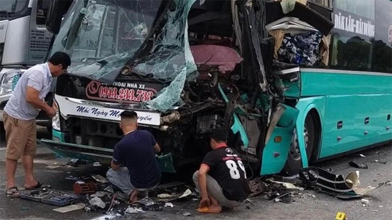 Xe khách biến dạng sau vụ tai nạn (Ảnh: Zing)