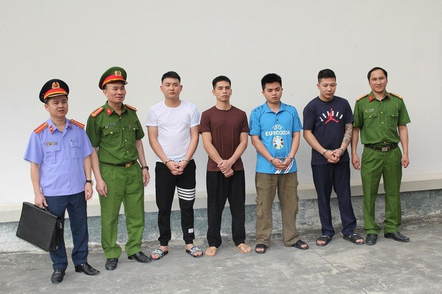 Các đối tượng trong đường dây sản xuất giá đỗ tại Cơ quan công an. Ảnh: Trọng Tuấn (CANA)