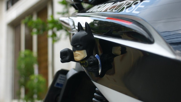 "Người dơi" bán thân, với kiểu vung tay bay vào không trung trong phim "Người nhện" nổi hơn với màu đỏ tươi Trang trí ở đâu, tùy thích... Có người treo trên gương chiếu hậu...