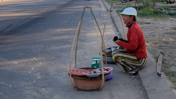Sau khi mua được cá, họ làm sạch ngay trên bờ biển Rồi mang ra ven đường Hoàng Sa bán cho người qua lại, giá rất rẻ