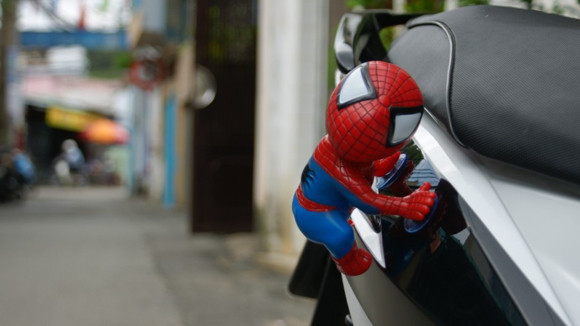 Kẻ cho bám ống pô Nhưng phổ biến nhất là cho "người dơi, người nhện" đeo bám biển kiểm soát Không rõ, mốt chơi mới này của giới trẻ sẽ tồn tại được bao lâu?