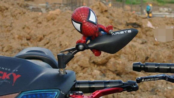 "Người dơi" bán thân, với kiểu vung tay bay vào không trung trong phim "Người nhện" nổi hơn với màu đỏ tươi Trang trí ở đâu, tùy thích... Có người treo trên gương chiếu hậu...