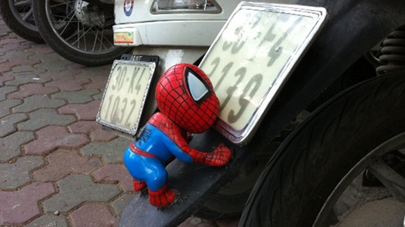 Kẻ cho bám ống pô Nhưng phổ biến nhất là cho "người dơi, người nhện" đeo bám biển kiểm soát Không rõ, mốt chơi mới này của giới trẻ sẽ tồn tại được bao lâu?