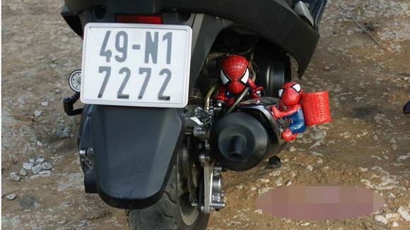 Kẻ cho bám ống pô Nhưng phổ biến nhất là cho "người dơi, người nhện" đeo bám biển kiểm soát Không rõ, mốt chơi mới này của giới trẻ sẽ tồn tại được bao lâu?