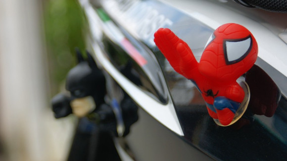 "Người dơi" bán thân, với kiểu vung tay bay vào không trung trong phim "Người nhện" nổi hơn với màu đỏ tươi Trang trí ở đâu, tùy thích... Có người treo trên gương chiếu hậu...