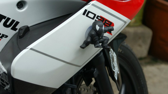 "Người dơi" bán thân, với kiểu vung tay bay vào không trung trong phim "Người nhện" nổi hơn với màu đỏ tươi Trang trí ở đâu, tùy thích... Có người treo trên gương chiếu hậu...