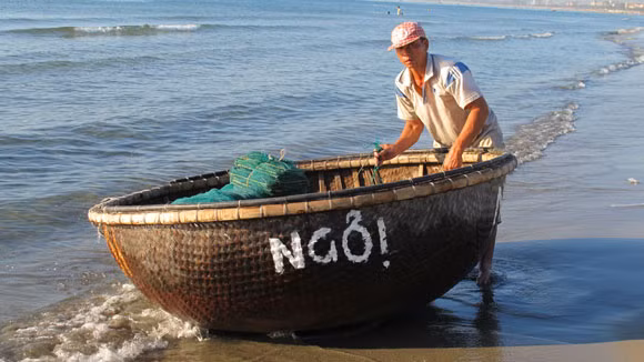 Thuyền về bờ đem theo cá tươi, tôm sống