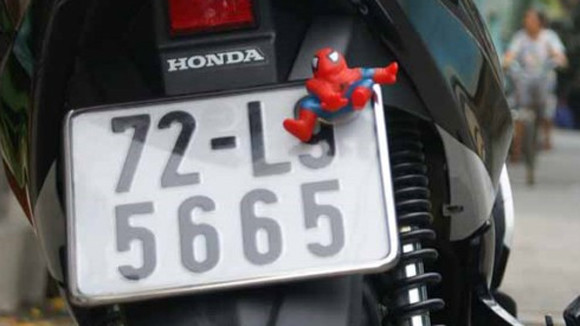 Kẻ cho bám ống pô Nhưng phổ biến nhất là cho "người dơi, người nhện" đeo bám biển kiểm soát Không rõ, mốt chơi mới này của giới trẻ sẽ tồn tại được bao lâu?