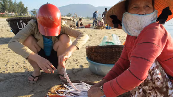Sau khi mua được cá, họ làm sạch ngay trên bờ biển Rồi mang ra ven đường Hoàng Sa bán cho người qua lại, giá rất rẻ
