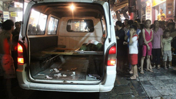 Xác một trong hai nạn nhân được xe y tế đưa đi Xác một trong hai nạn nhân được xe y tế đưa đi