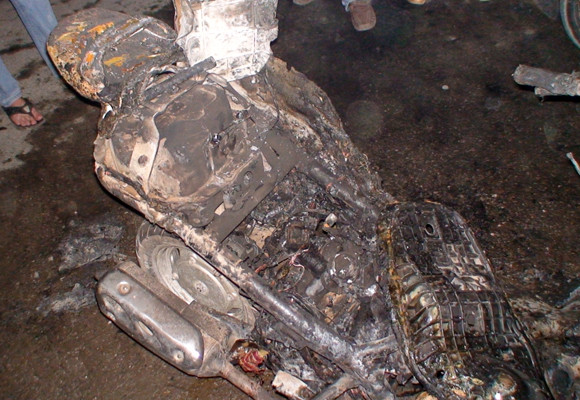 Xe Attila cháy dữ dội trên cầu Định Công ảnh 1