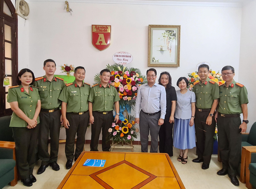 Phó Giám đốc phụ trách Sở TT-TT Nguyễn Việt Hùng cùng đoàn công tác Sở TT-TT Hà Nội tặng hoa, chúc mừng Ban Biên tập và cán bộ chiến sĩ An ninh Thủ đô